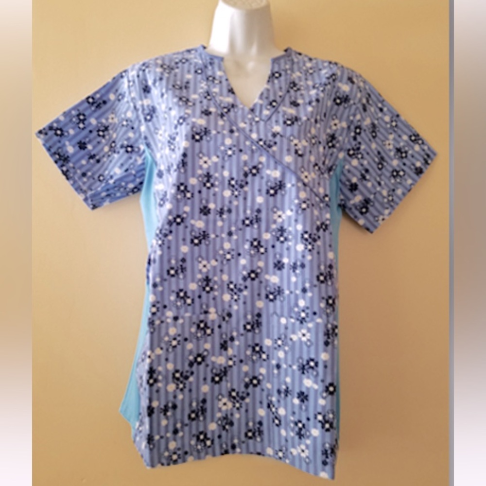 NWT Mar Scrubs Floral and Stripes Top Womens
